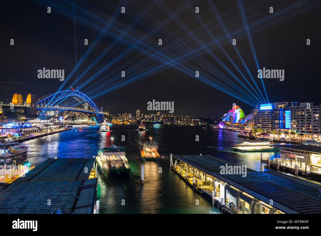 Vivid Sydney - Licht, Musik und Ideen Festival, Sydney Harbour Bridge und das Opernhaus vom Circular Quay, Australien Stockfoto