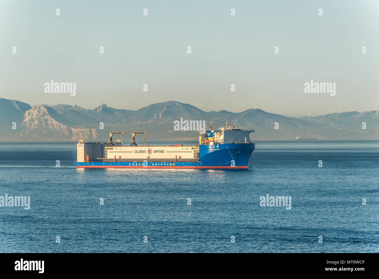 Gibraltar, UK - 18. Mai 2017: Schwere Ladungsträger Xin Guang Hua Schiff in der Bucht von Algeciras (Küste von Spanien) in den Hafen von Gibraltar, UK. Stockfoto