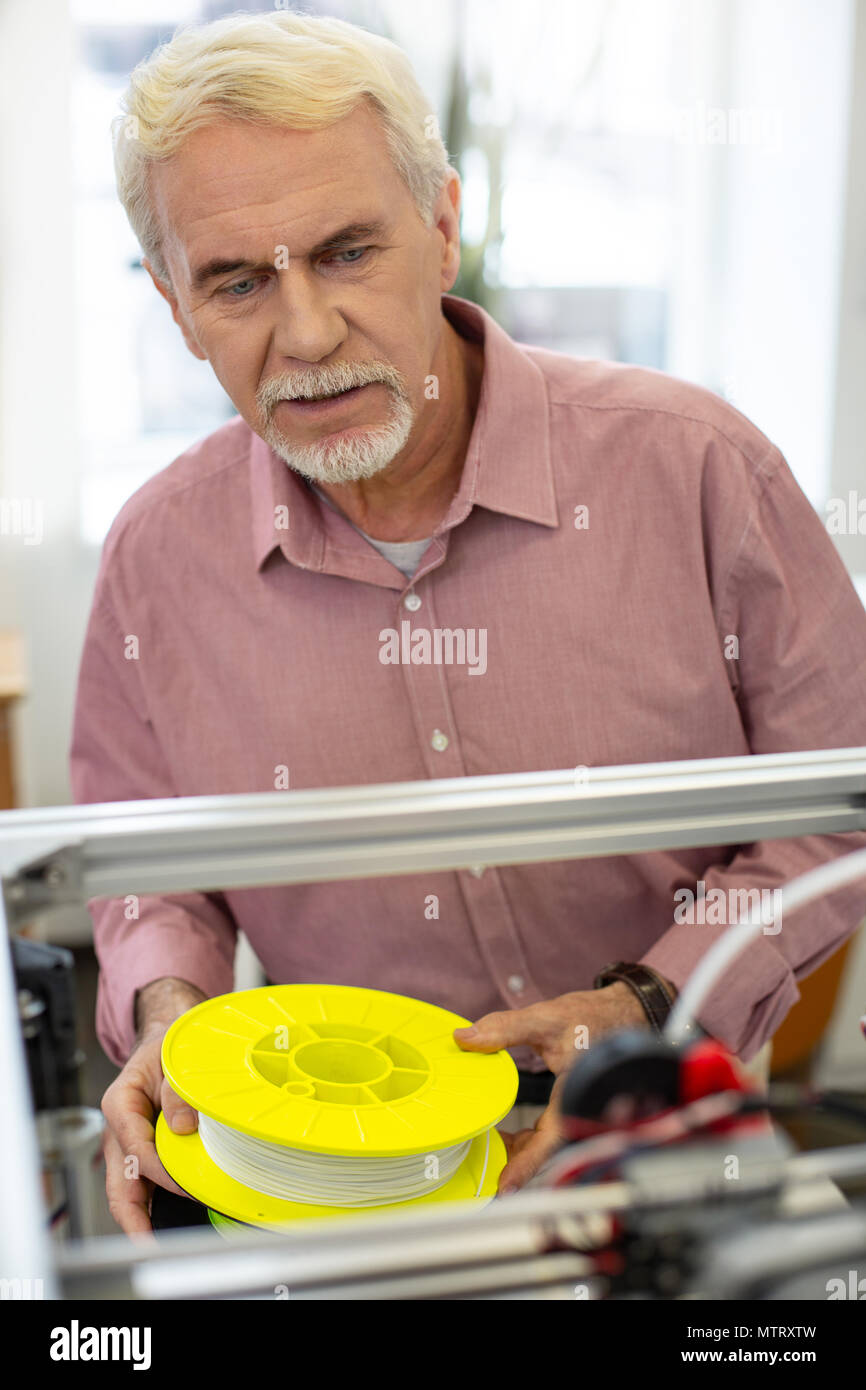 Charmante älterer Mann mit Haar für 3D-Drucker Stockfoto