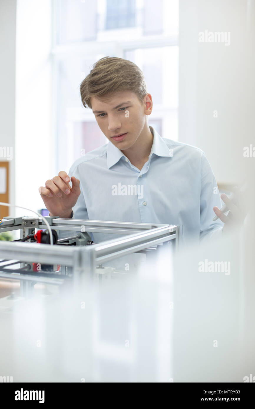 Hübscher junger Mann Überprüfung von 3D-Drucker Stockfoto