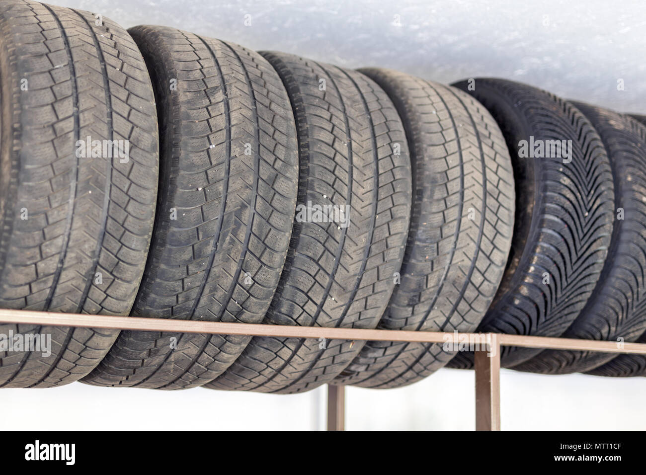 Reifen, auf die saisonale Lagerung. Einstellen von Auto Räder auf besondere  Haltbarkeit zu Hause in der Garage für saisonale Austausch Stockfotografie  - Alamy