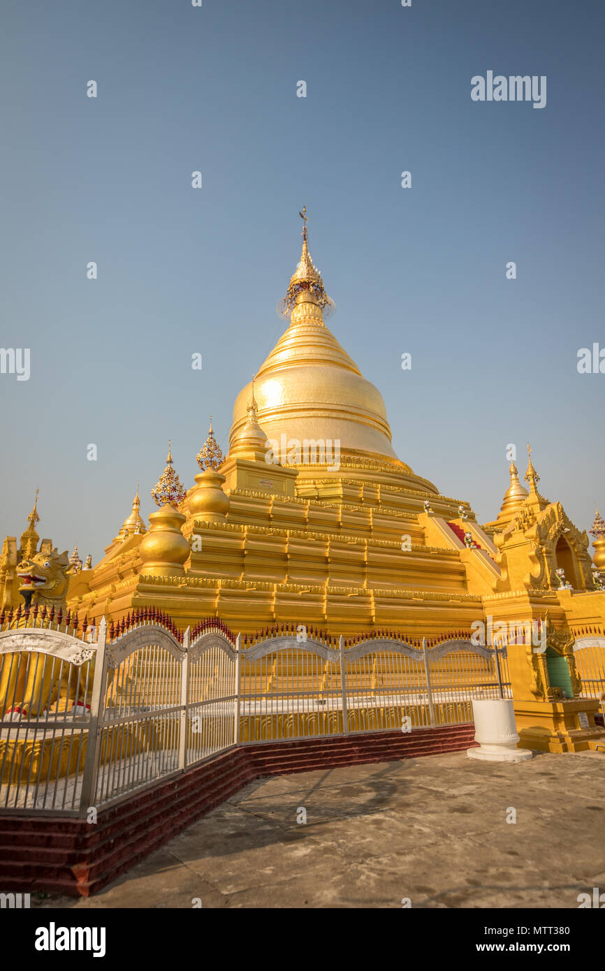 Stupa in Kothudaw Tempel von Mandalay in Birma Stockfoto