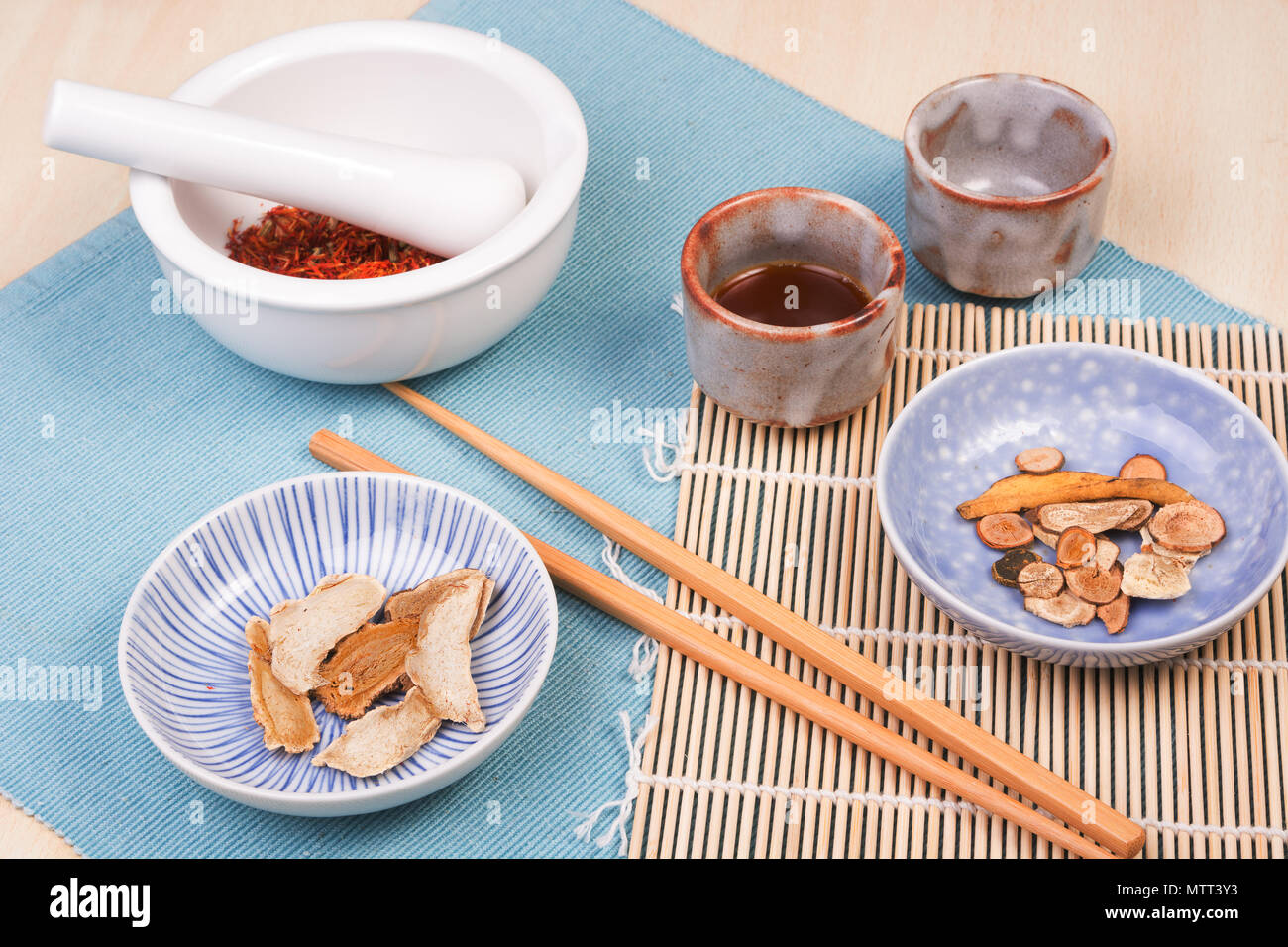 Trockene Heilpflanzen und Kräuter - das Konzept der traditionellen Chinesischen oder asiatischen Medizin Stockfoto