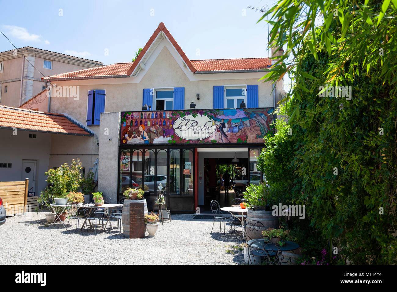 Kleines Restaurant und eine Taverne mit Weinbar in L'Isle sur la Sorgue, Provence, Frankreich Stockfoto