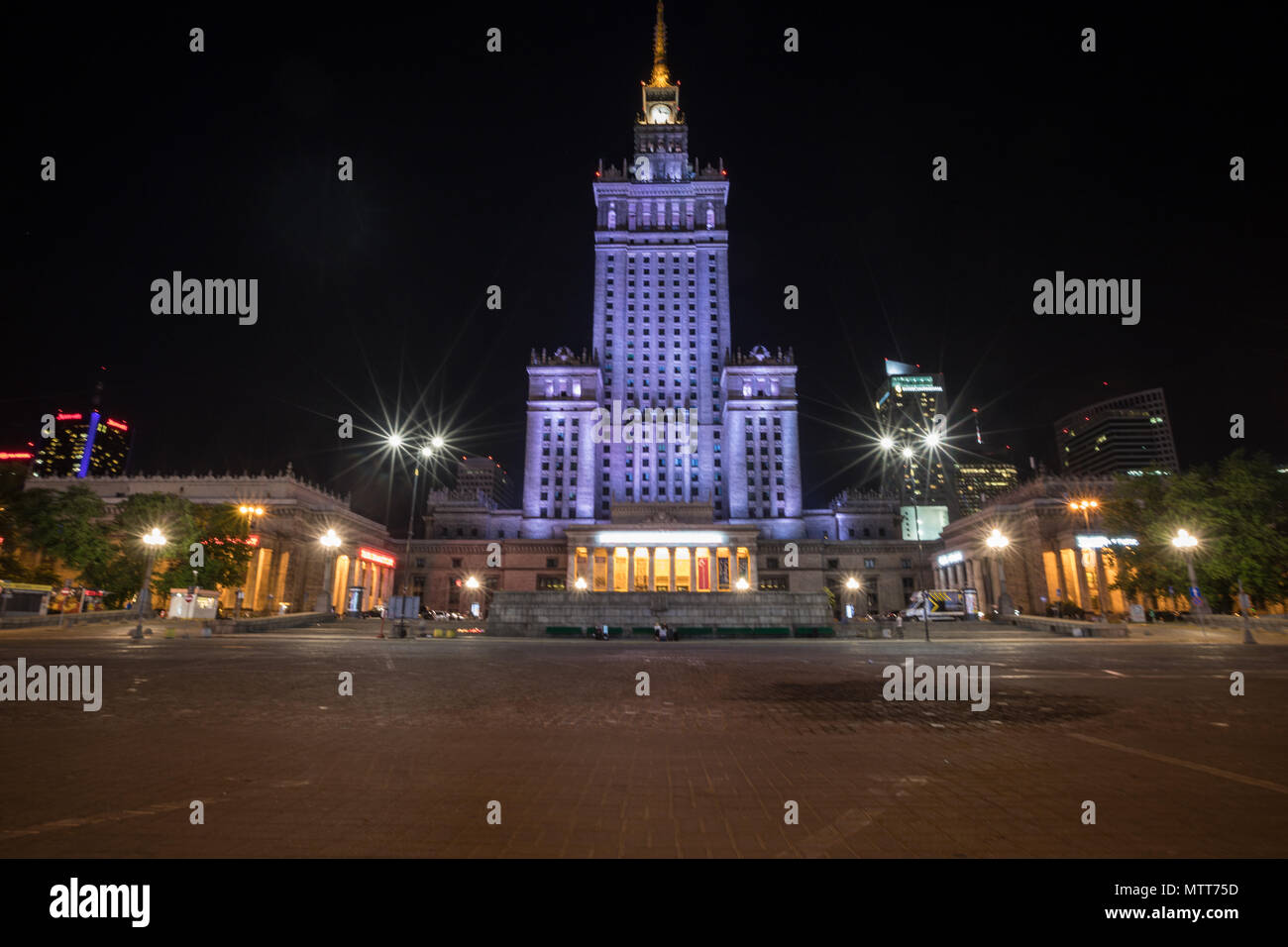 Palast der Kultur und Wissenschaft in der Nacht in Warschau Stockfoto