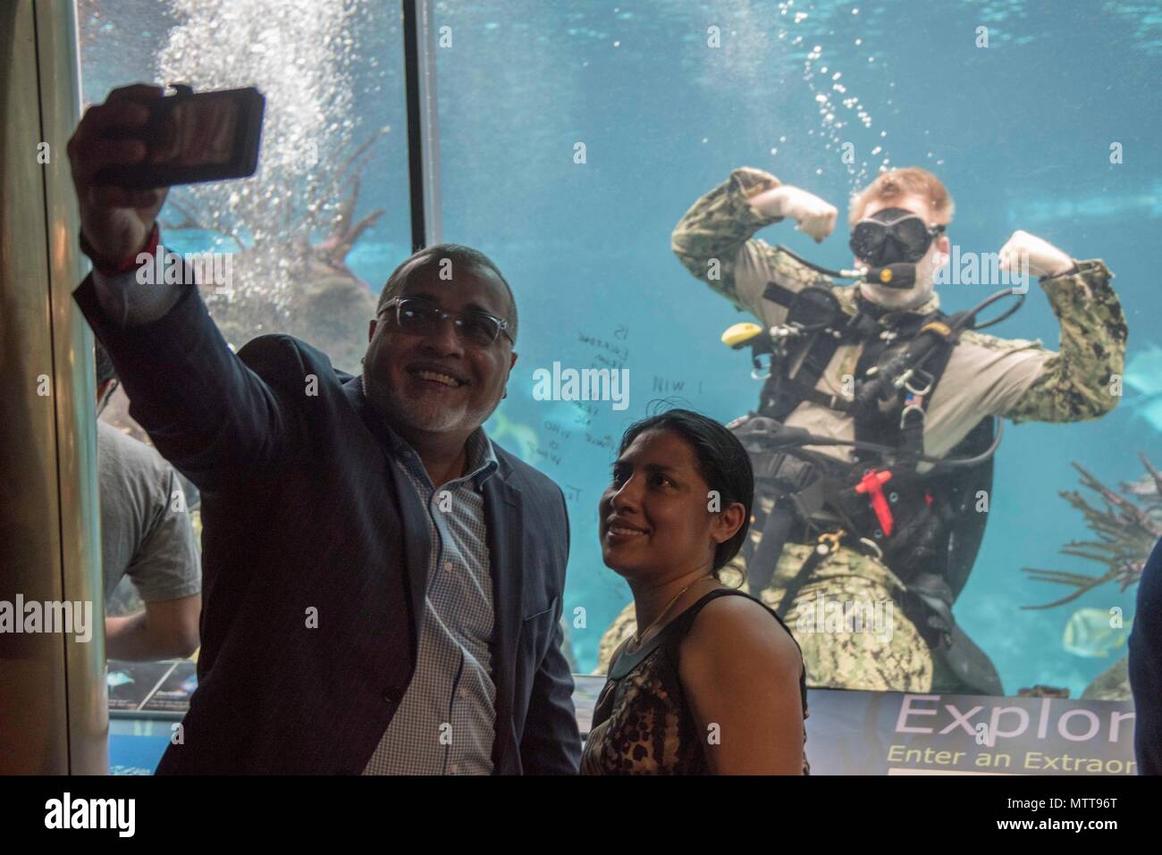 180523-N-SF 508-155 NEW YORK (23. Mai 2018) Navy Diver 2. Klasse Trey Kran, auf Mobile Tauchen und Bergung Einheit 2 zugewiesen sind, stellt für eine selfie mit Besuchern bei einem Tauchgang an der New York Aquarium im Rahmen der Fleet Week New York 2018. Jetzt in seinem 30. Jahr, Fleet Week New York ist die Stadt der altehrwürdige Feier auf das Meer. Es ist eine einmalige Chance für die Bürger von New York und die umliegenden Tri-state-Area zu treffen Seemänner, Marinesoldaten und Küstenwache sowie Zeugnis aus erster Hand von den neuesten Funktionen der heutigen Maritime Services. (U.S. Marine Foto durch Massenmedien. Stockfoto