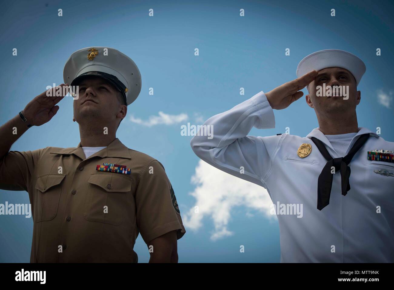 180523-N-ZJ 713-196 NEW YORK CITY (23. Mai 2018) Matrosen und Marines an Bord der USS Arlington LPD (24) Mann die Schienen bei der Einreise in New York City zu feiern Fleet Week New York (FWNY). Jetzt in seinem 30. Jahr, Fleet Week New York ist die Stadt der altehrwürdige Feier auf das Meer. Es ist eine einmalige Chance für die Bürger von New York und die umliegenden Tri-state-Area zu treffen Seemänner, Marinesoldaten und Küstenwache sowie Zeugnis aus erster Hand die neuesten Funktionen der heutigen Maritime Services. (U.S. Marine Foto von Mass Communication Specialist 3. Klasse Jake Stanley/Freigegeben) Stockfoto