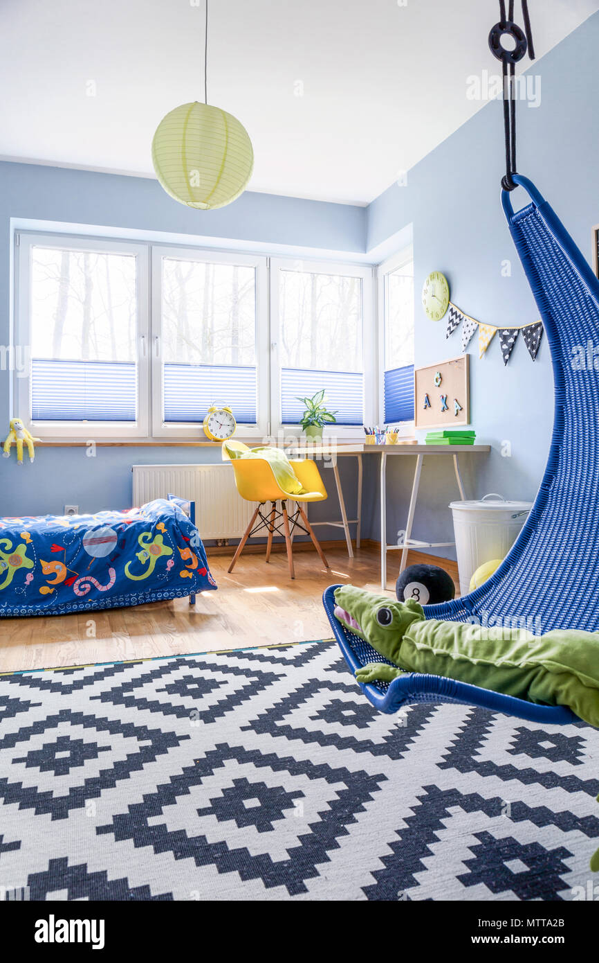 Die modernen Schüler Zimmer in Blau und Weiß, mit viel praktischem Zubehör Stockfoto