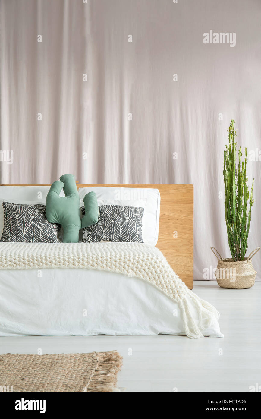 Grnen Kaktus Kissen auf King-Size-Bett mit weier Bettwsche in hellen  Schlafzimmer Innenraum mit Cactus Stockfotografie - Alamy