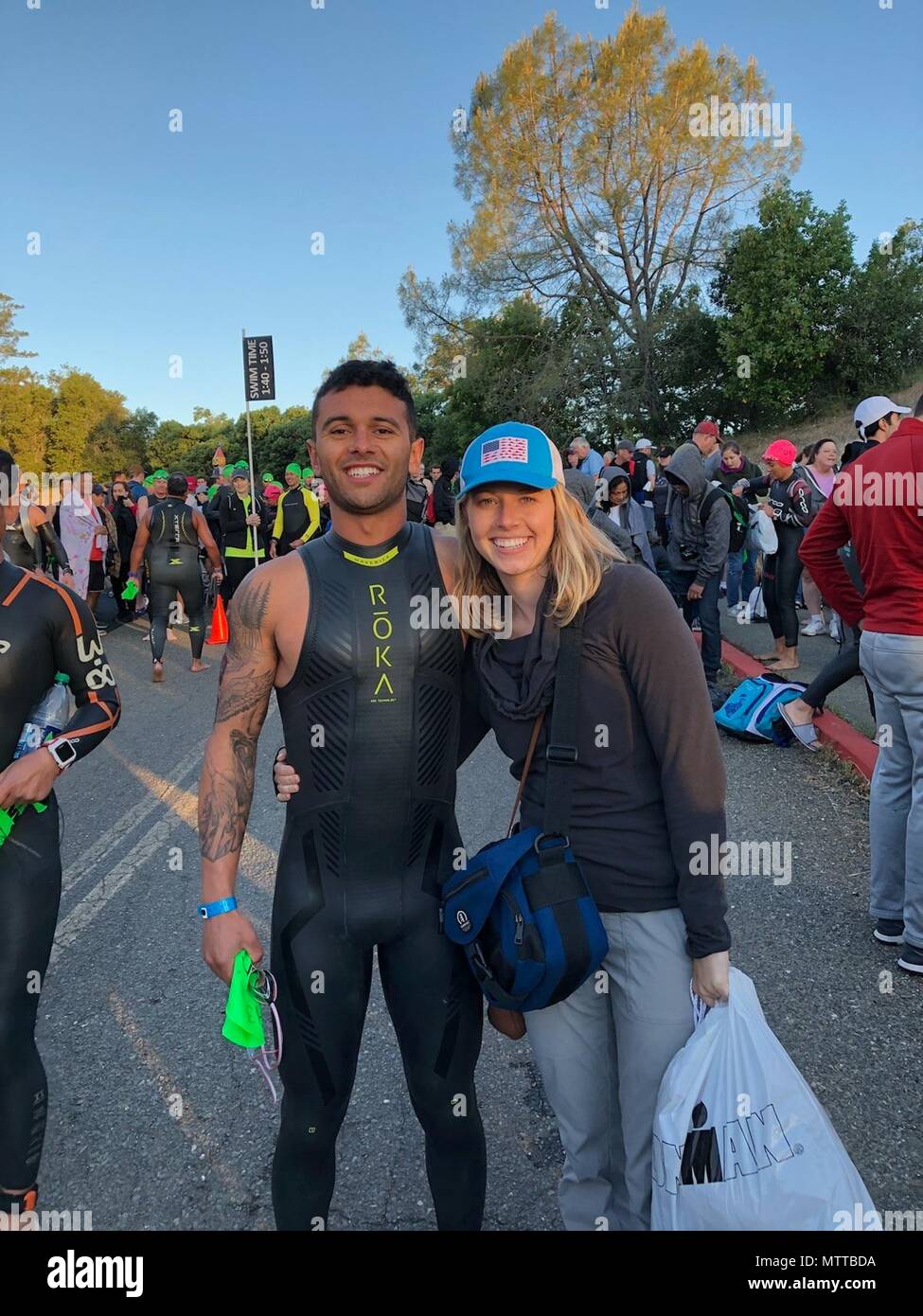 Ironman Triathlon ist eine von der World Triathlon Corporation organisierte Langstrecken-Triathlon-Serie mit 2,4 km Schwimmen, 112 km Fahrradfahren und 26,2 km Marathonlauf. Das Archivbild dokumentiert einen Offizier der United States Air Force, der der 50th Contracting Squadron während des Schwimmens am 12. Mai 2018 in Santa Rosa, Kalifornien, zugewiesen wurde. Stockfoto