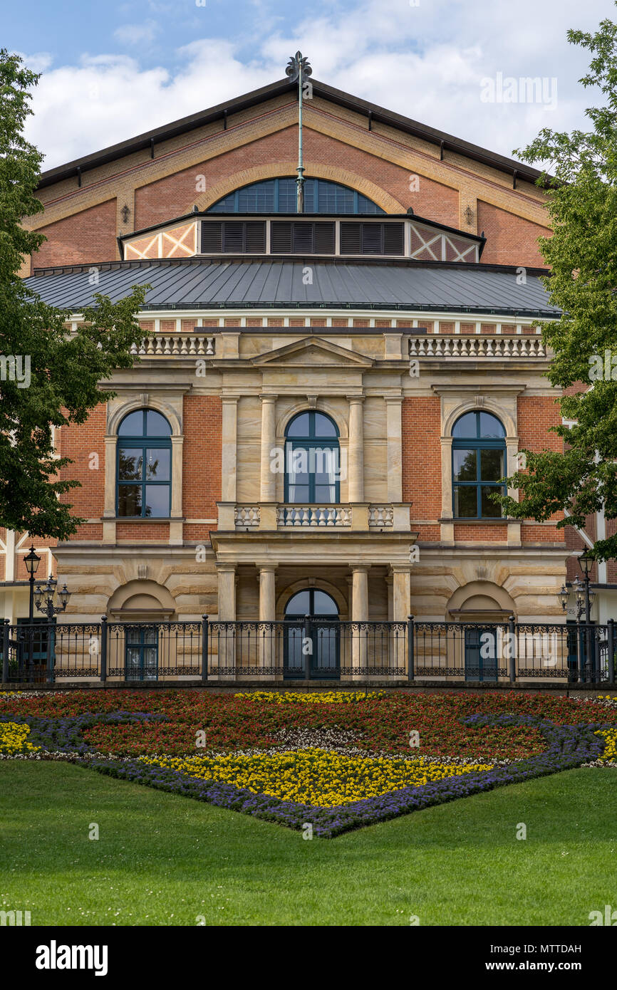 In der Nähe von der berühmten Bayreuther Wagner-Festspiele Theater von vorne mit bunten Blumen. Stockfoto