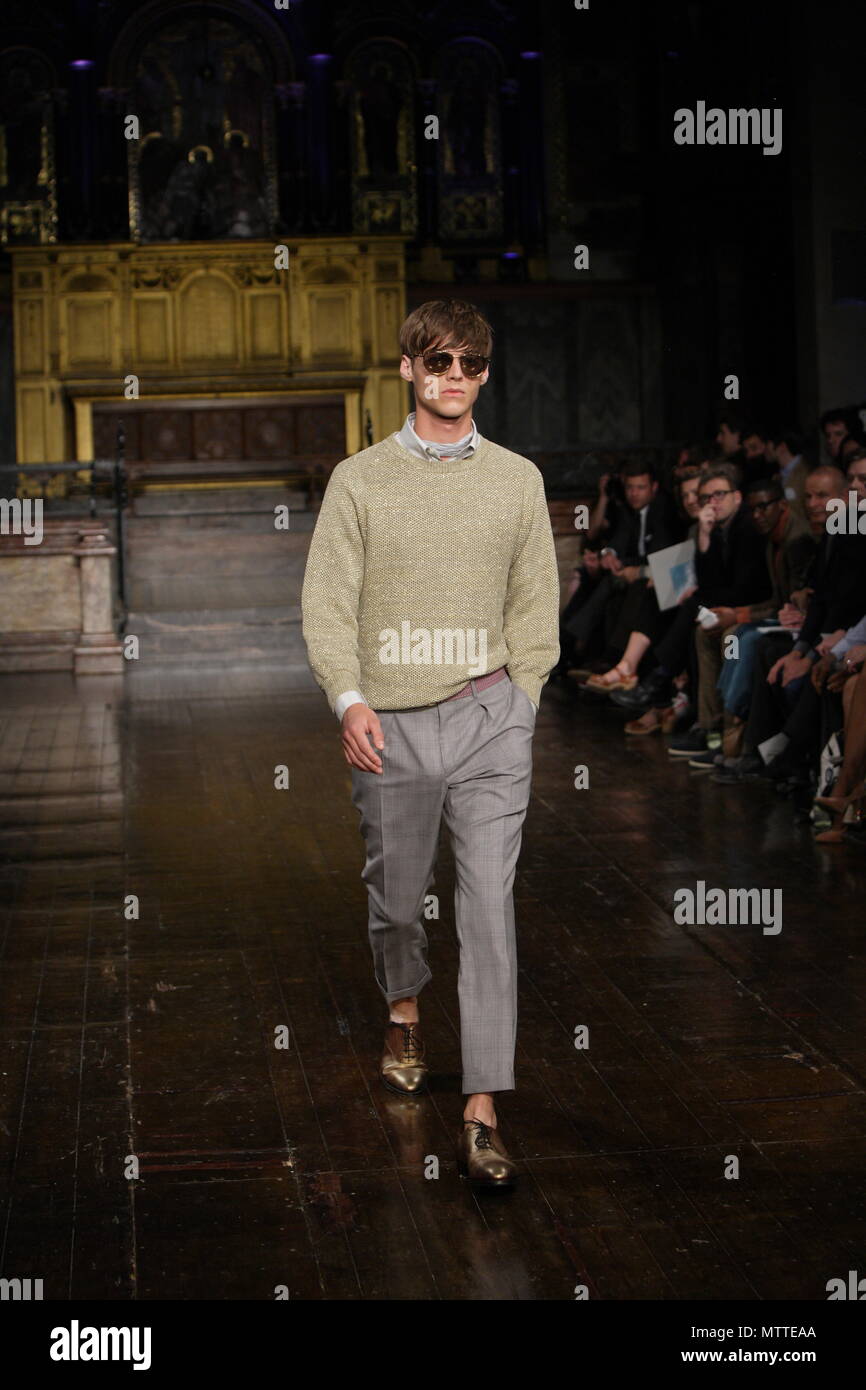 UK Mode - Hardy Amies Männer Frühling Sommer Kollektion - London Fashion Week 2011 Stockfoto