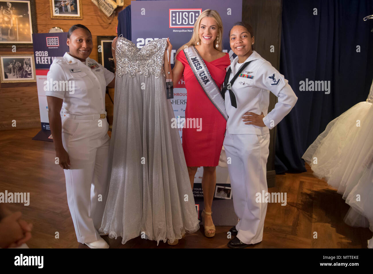 180525-N-HB 733-0075 NEW YORK (25. Mai 2018) Chief Yeoman Elivian Bush, zu Carrier Air Wing Drei zugeordnet, aus Atlanta Georgia, hält ihre Sherri Hill dress mit Miss Usa 2018 Sarah Rose Sommern und Yeoman 3. Klasse Danaujzia Carabello, an der USO-Betrieb, der mein Kleid während der Fleet Week New York (FWNY). Nun im 30. Jahr, FWNY ist die Stadt der altehrwürdige Feier auf das Meer. Es ist eine einmalige Chance für die Bürger von New York und die umliegenden Tri-state-Area zu treffen Seemänner, Marinesoldaten und Küstenwache sowie Zeugnis aus erster Hand die neuesten capabiliti Stockfoto