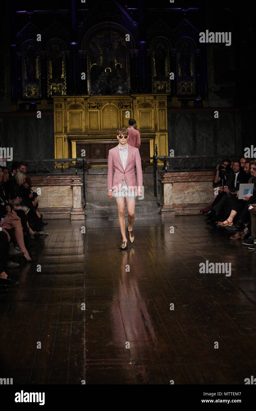 UK Mode - Hardy Amies Männer Frühling Sommer Kollektion - London Fashion Week 2011 Stockfoto