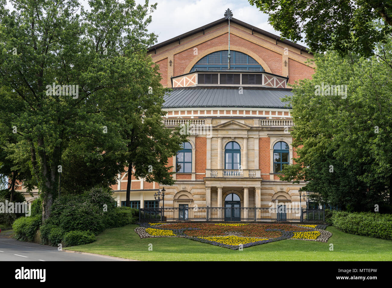 In der Nähe von der berühmten Bayreuther Wagner-Festspiele Theater von vorne mit bunten Blumen. Stockfoto