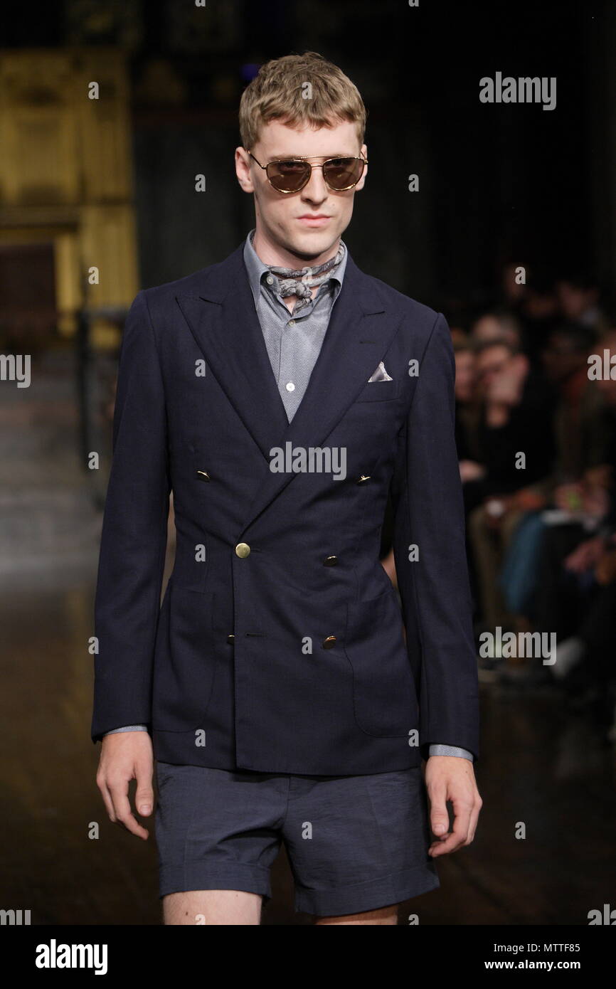 UK Mode - Hardy Amies Männer Frühling Sommer Kollektion - London Fashion Week 2011 Stockfoto