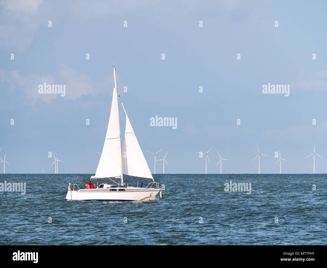 Menschen auf Segelboot Segeln auf dem IJsselmeer und Windenergieanlagen des Windparks Urk, Niederlande Stockfoto