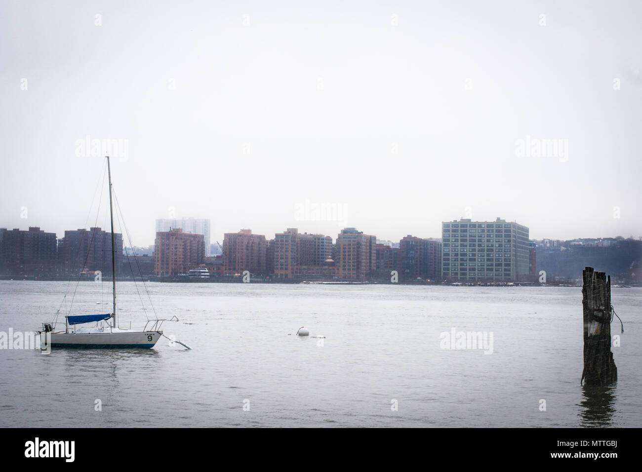 Segelboot gebunden ist und eine Verankerung in den Hudson River auf der west Side von New York City Stockfoto
