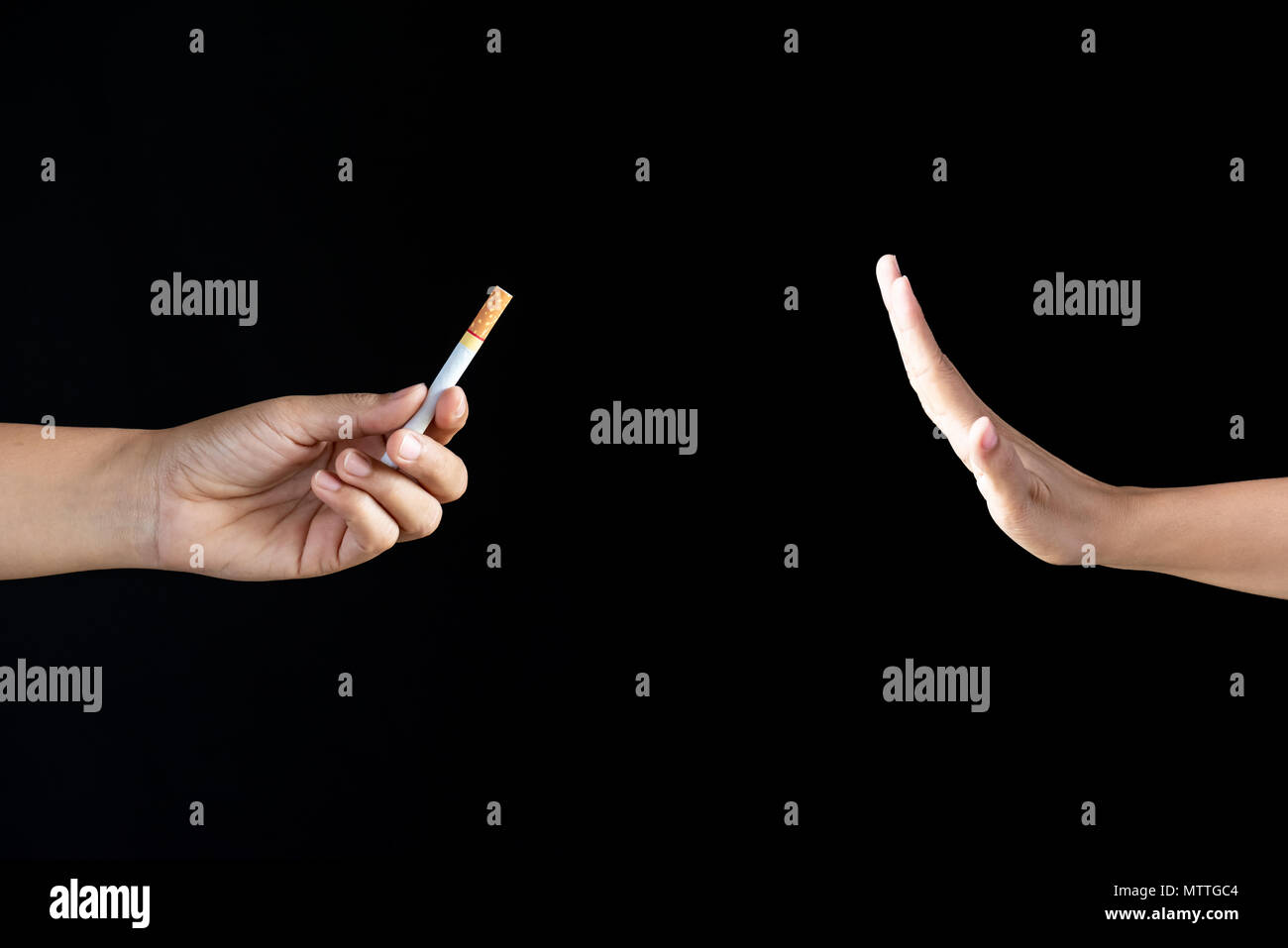 Weltnichtrauchertag, dem 31. Mai. Sagen Sie einfach nein zu Rauchen aufhören. Nahaufnahme der Hand ablehnen Zigarette bieten auf schwarzem Hintergrund. Stockfoto
