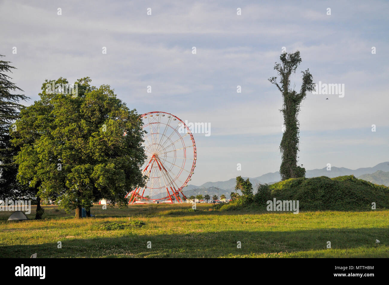 Riesenrad im Park der Wunder auf dem Damm. Batumi, Georgien Stockfoto