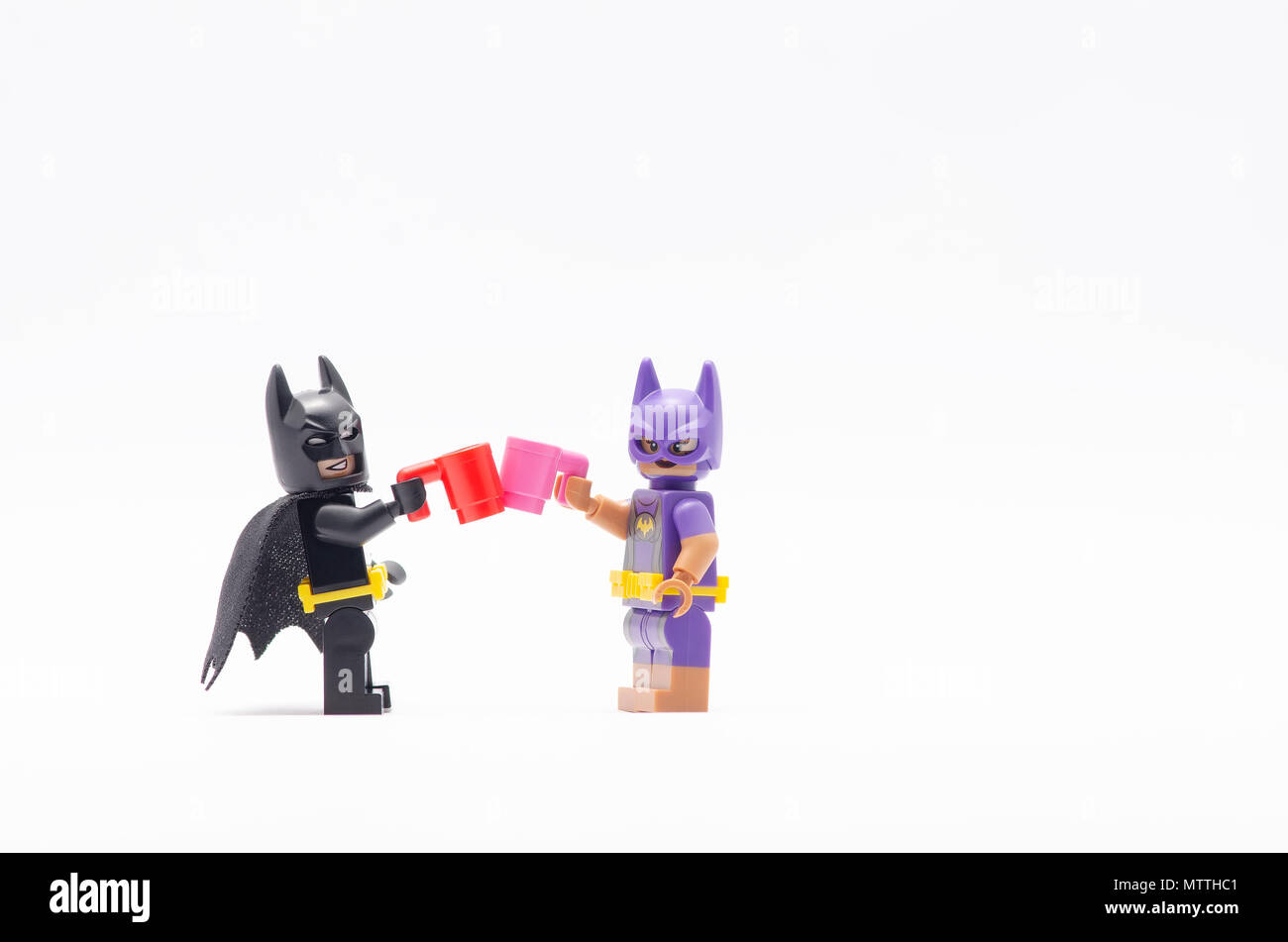 Mini Bild von Batman und batgirl einen Drink zusammen. Lego Minifiguren sind von der Lego Gruppe hergestellt. Stockfoto