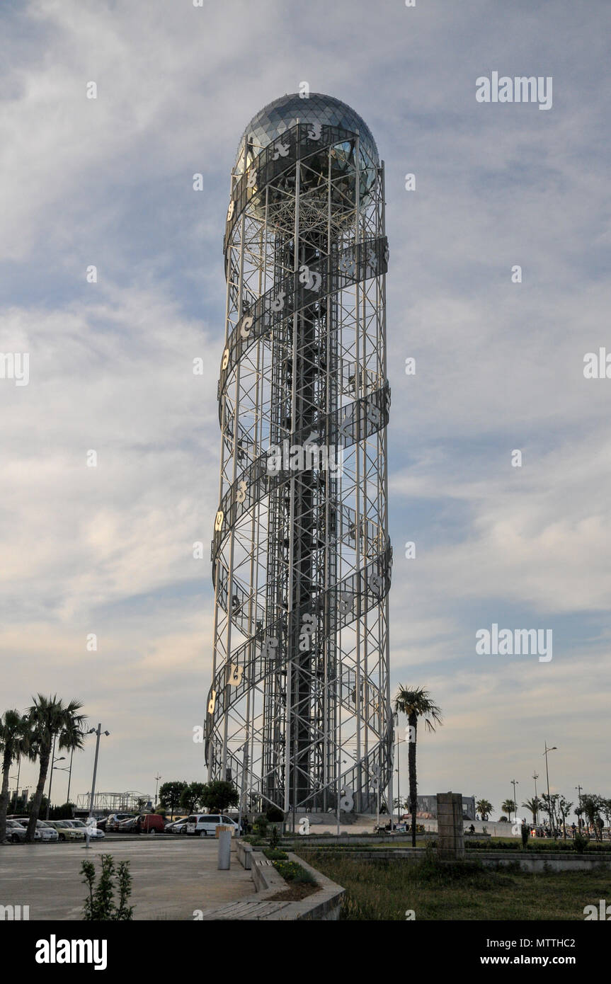 Alphabetische Turm einer 130 Meter hohen Struktur in Batumi, Georgien. Stockfoto