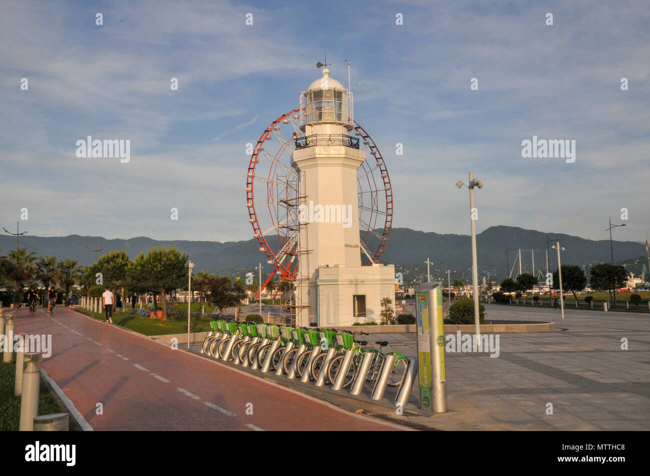 Riesenrad im Park der Wunder auf dem Damm. Batumi, Georgien Stockfoto