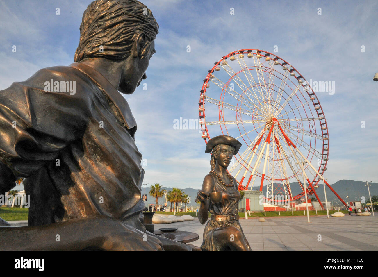 Riesenrad im Park der Wunder auf dem Damm. Batumi, Georgien Stockfoto