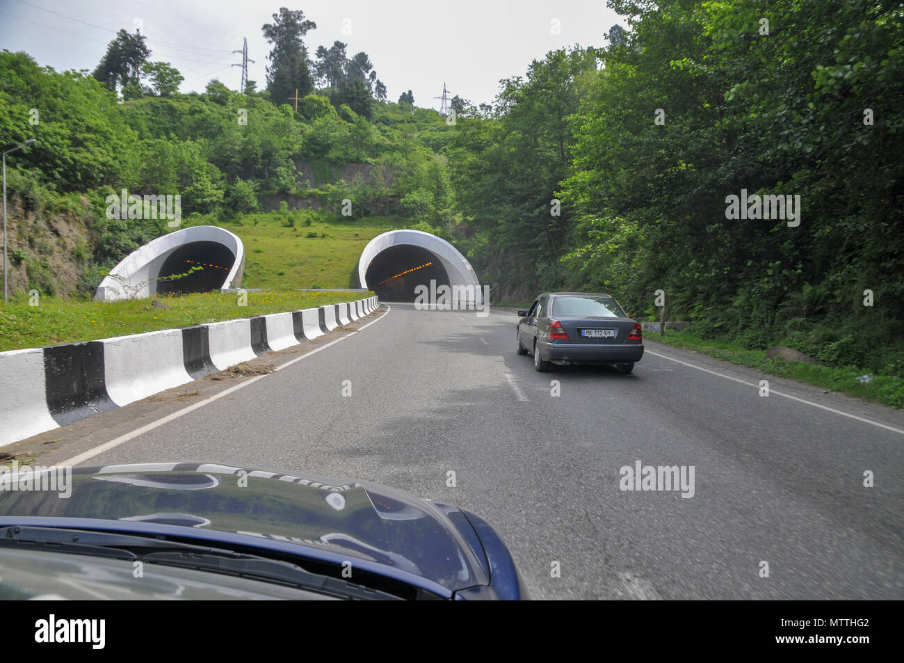 Die moderne Autobahn zum Batumi Botanischer Garten 9 km nördlich der Stadt Batumi, der Hauptstadt der Autonomen Republik Adscharien, Georgia. Stockfoto