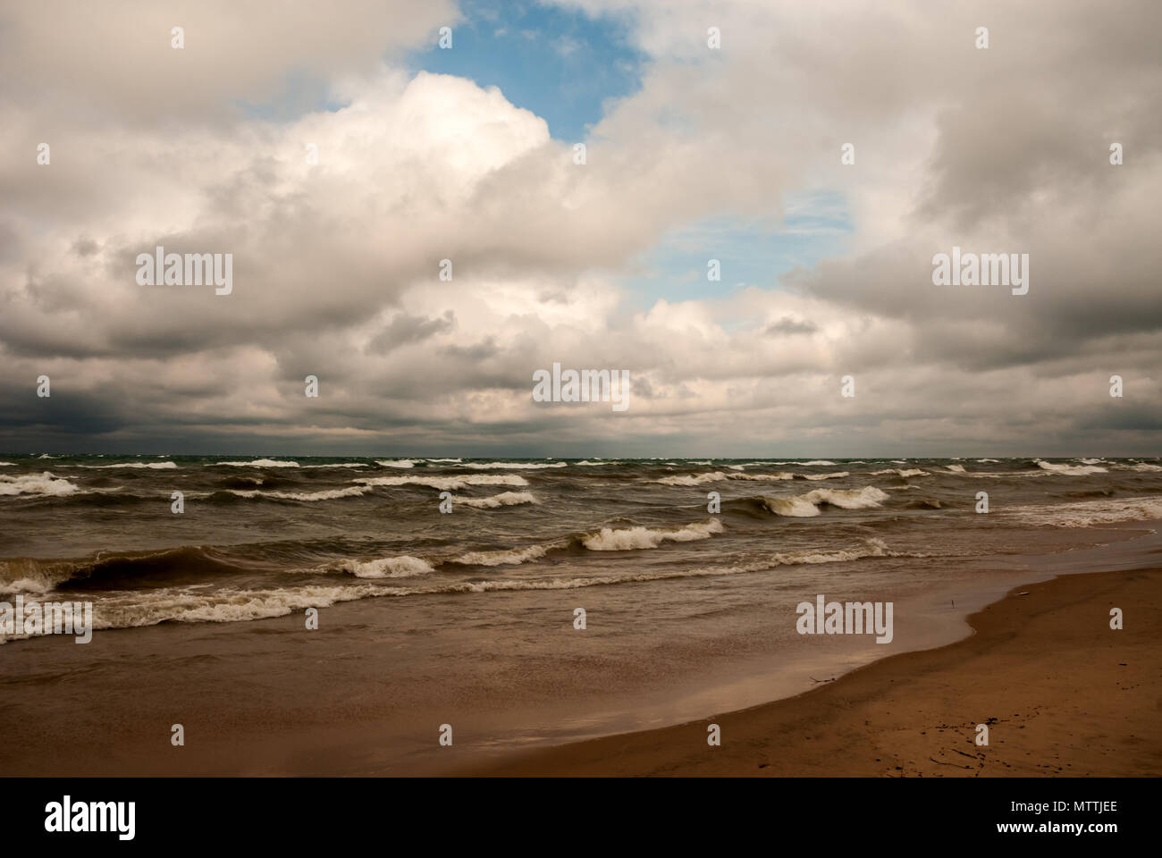 Ein dunkler Sturm Wolke über dem Ufer des Lake Michigan in St. Joseph, Michigan. Stockfoto