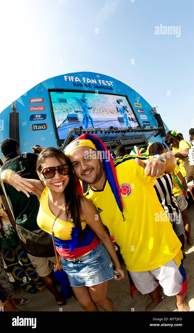 Wm, Brasilien - 28. Juni 2014: Kolumbianische Fußball-Fans sehen das Spiel zwischen Brasilien und Chile bei der Fifa Fan Fest Bereich am Strand von Copacabana Stockfoto