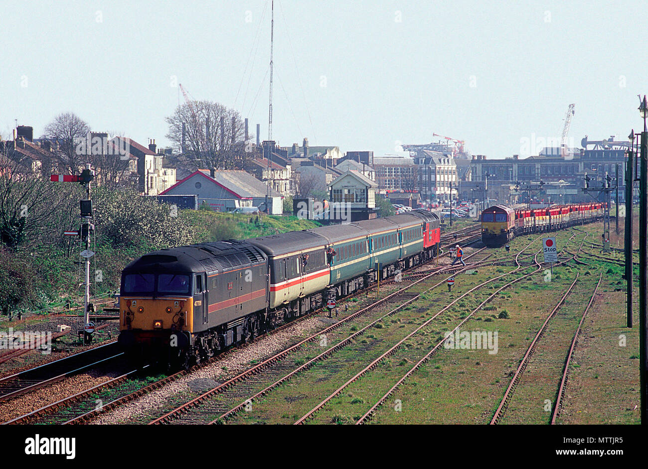 Ein paar der Klasse 47 Diesellokomotiven Nummern 47701 und 47789 top und Tailing der Wherry Linien hort Set' DMU-Substitution, während eine Klasse 66 Lok 66045 wartet mit einer Fracht in Lowestoft zu fahren. 8. April 2002. Stockfoto