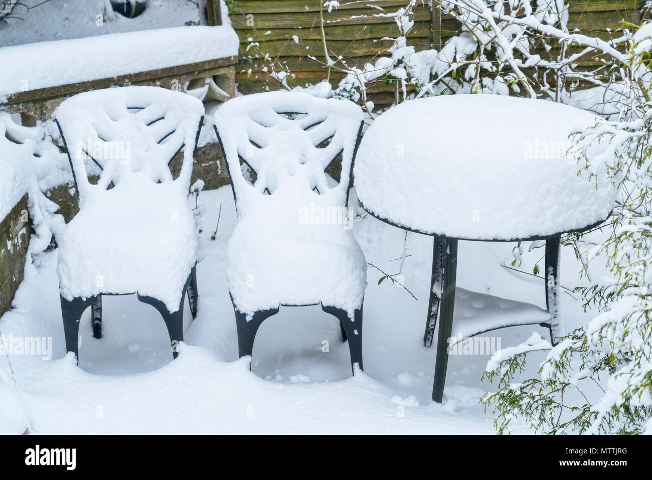 "Nach der Wende". Verschneiten garten Szene mit abgedeckten Möbeln, Schottland, Großbritannien. Stockfoto