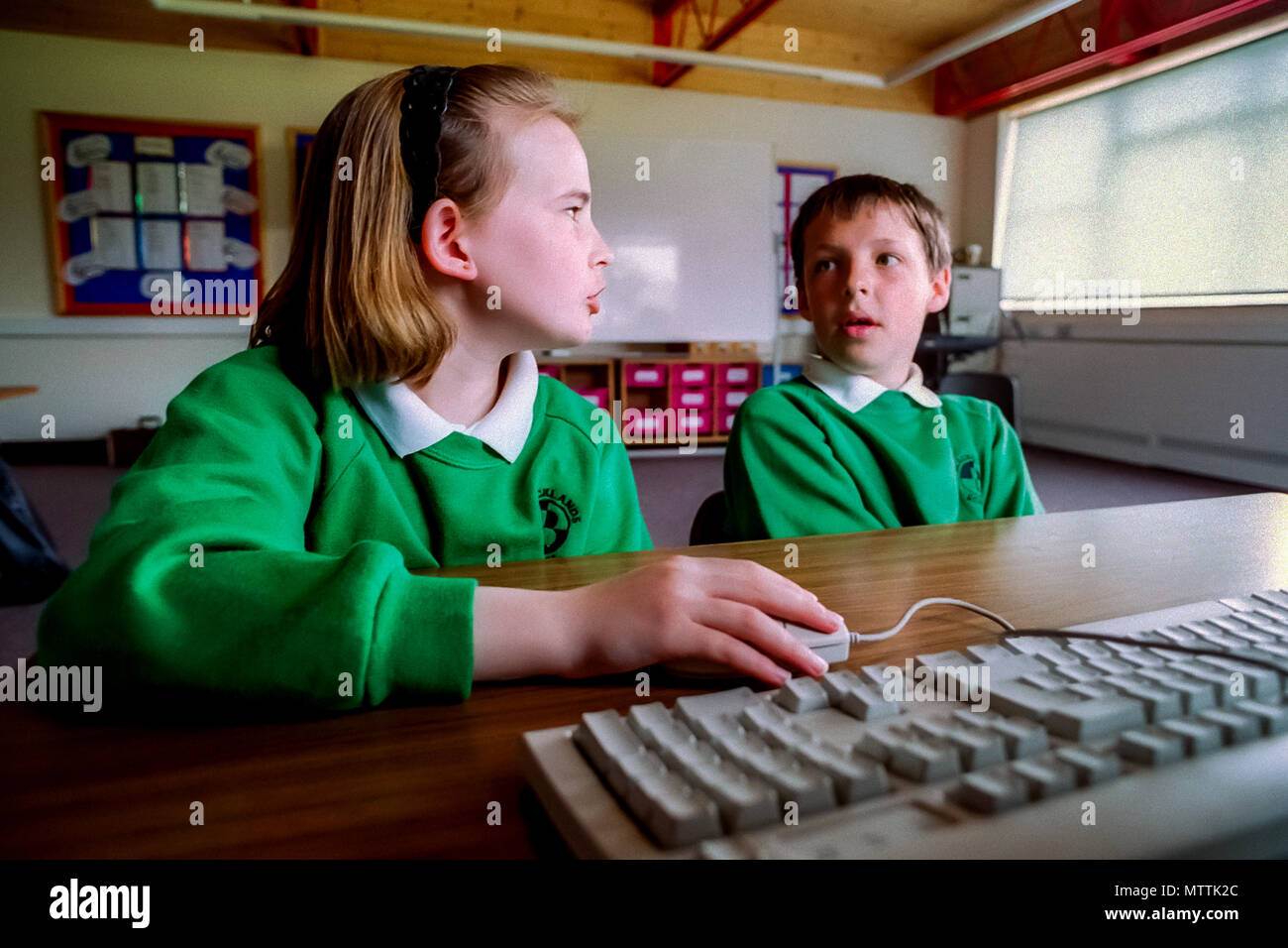 Schülerinnen und Schüler auf einem frühen Computer Stockfoto