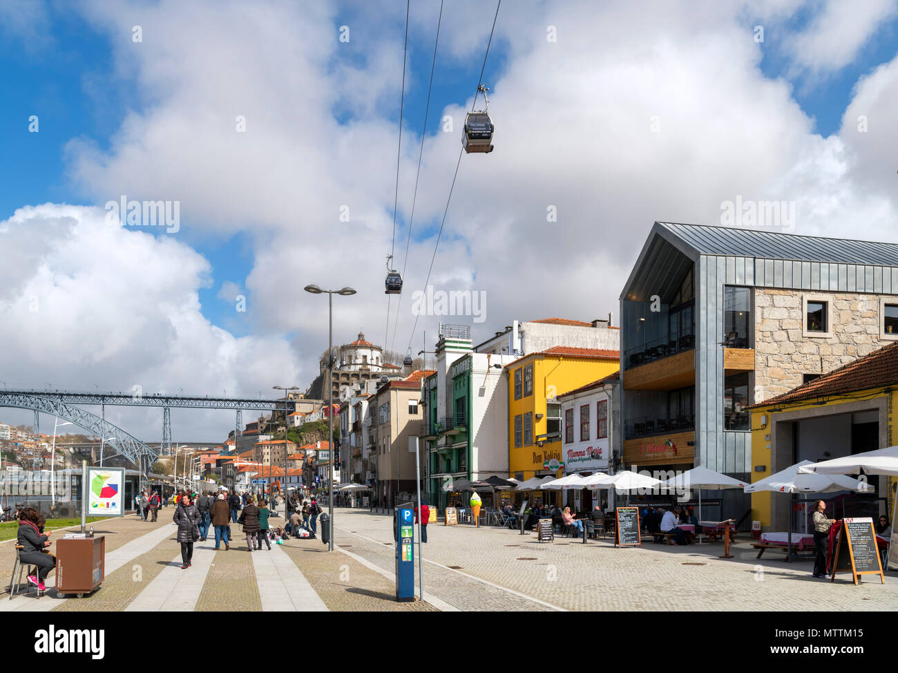 Die Teleferica de Gaia (Seilbahn) und Restaurants entlang der Avenida de Diogo Leite, Vila Nova de Gaia, Porto, Portugal Stockfoto