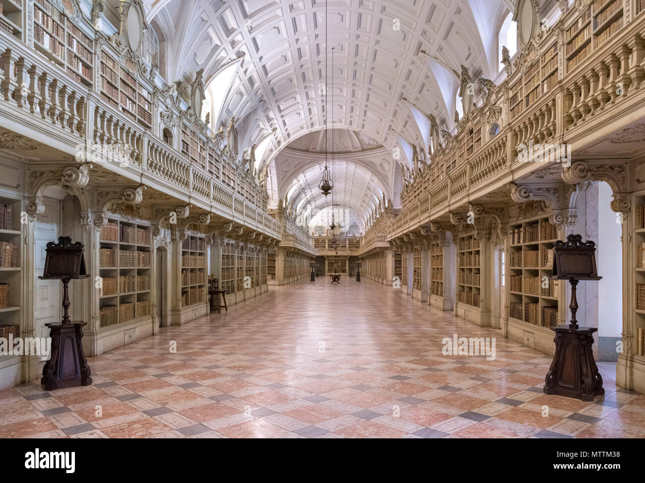 Die Bibliothek in der Nationalpalast von Mafra (Mosteiro Palácio Nacional de Mafra), Mafra, Portugal Stockfoto
