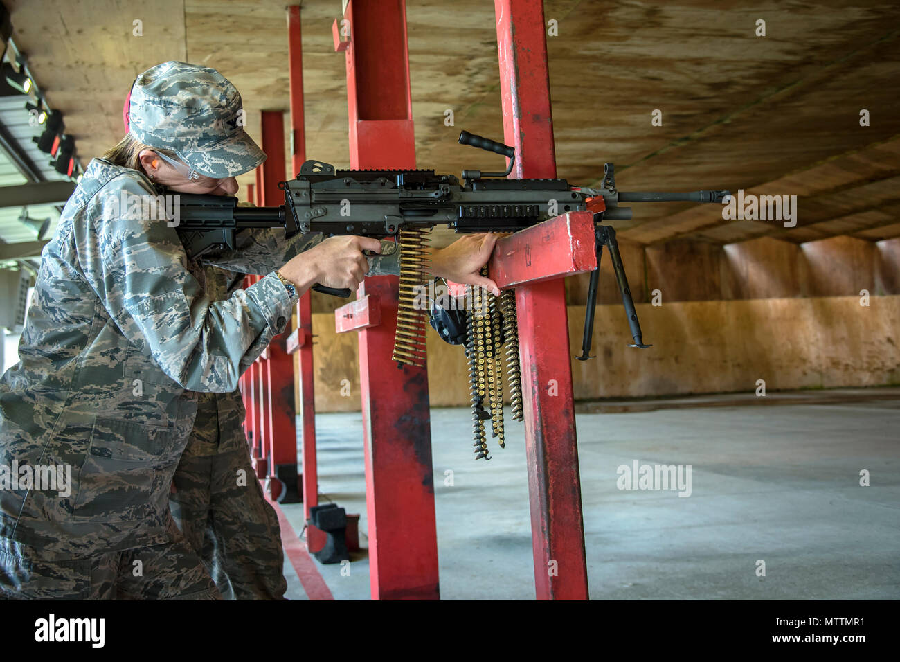 Kol. Jennifer Kurz, Links, 23d Wing Commander, Brände ein M240B Maschinengewehr während einer Immersion tour, 21. Mai 2018, bei Moody Air Force Base, Ga. Kurze Tourneen der 23d Mission Support Group (MSG) zu einem besseren Verständnis Ihrer gesamten Mission, Funktionen und umfassenden Aufgaben gewinnen. Kurz war in der Lage sich zu treffen und mit Flieger aus dem Combat Arms Training und Wartung sowie der chemischen, biologischen, radiologischen und nuklearen Verteidigung Abschnitte der MSG. (U.S. Air Force Foto von Airman 1st Class Eugene Oliver) Stockfoto