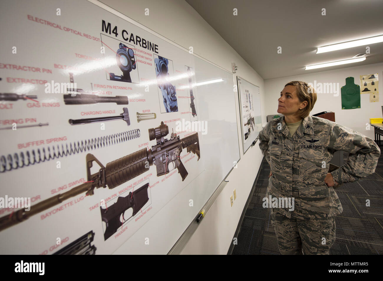 Kol. Jennifer Kurz, 23d Wing Commander, Studien M4 Carbine Komponenten während einer Immersion tour, 21. Mai 2018, bei Moody Air Force Base, Ga. Kurze Tourneen der 23d Mission Support Group (MSG) zu einem besseren Verständnis Ihrer gesamten Mission, Funktionen und umfassenden Aufgaben gewinnen. Kurz war in der Lage sich zu treffen und mit Flieger aus dem Combat Arms Training und Wartung sowie der chemischen, biologischen, radiologischen und nuklearen Verteidigung Abschnitte der MSG. (U.S. Air Force Foto von Airman 1st Class Eugene Oliver) Stockfoto