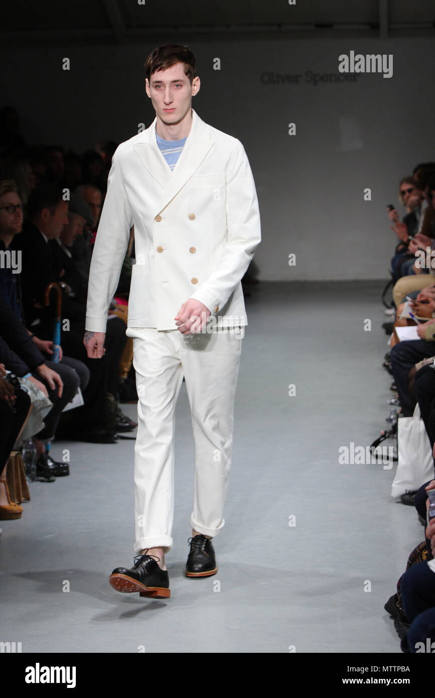 UK Mode - Oliver Spencer Frühling Sommer Kollektion - London Fashion Week 2011 Stockfoto