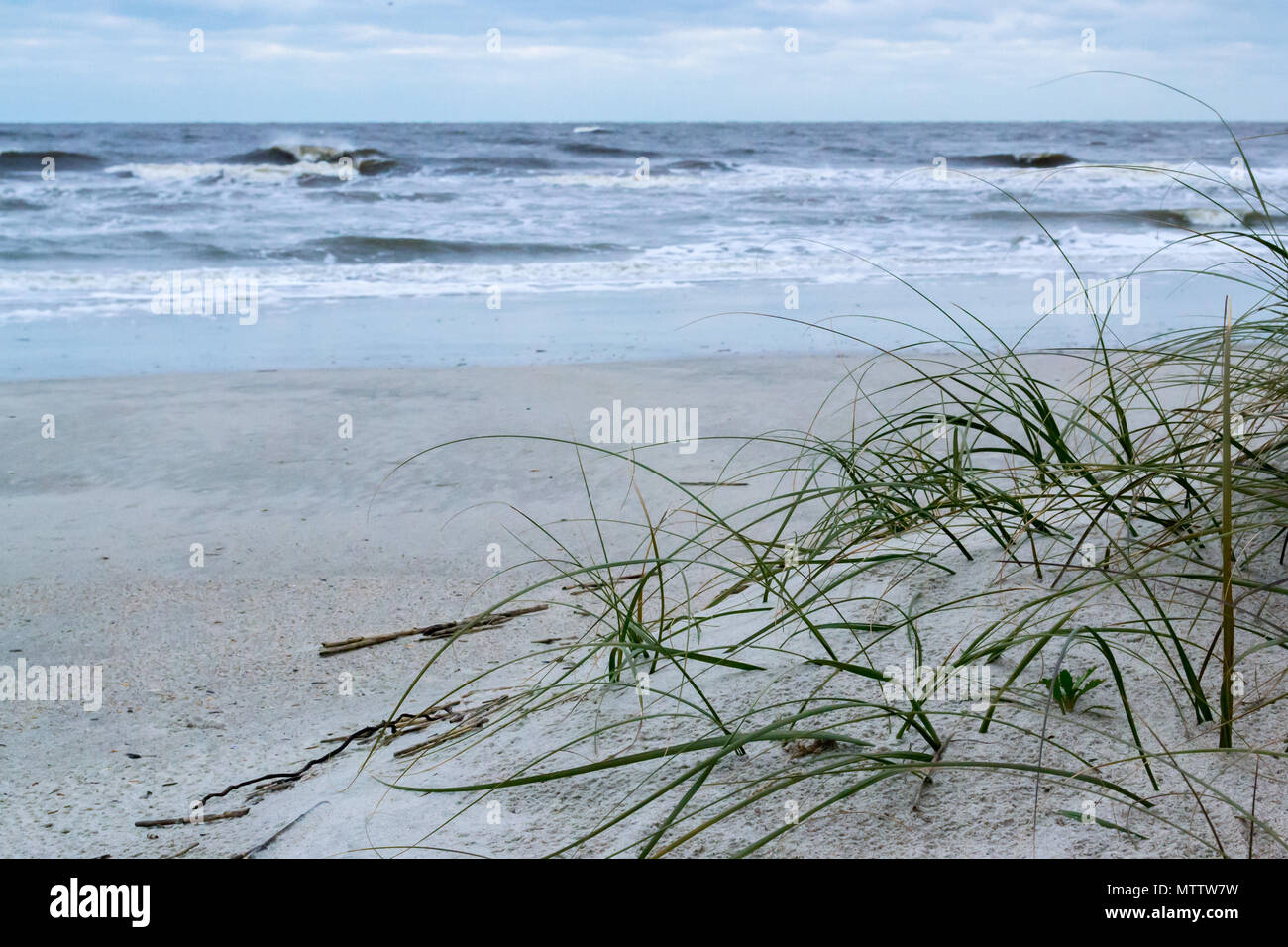 Oak Island North Carolina ist die Heimat von Meilen ruhige Strände und eine stabile Leuchtturm Licht station schauen über den Atlantik für Schiffe Stockfoto