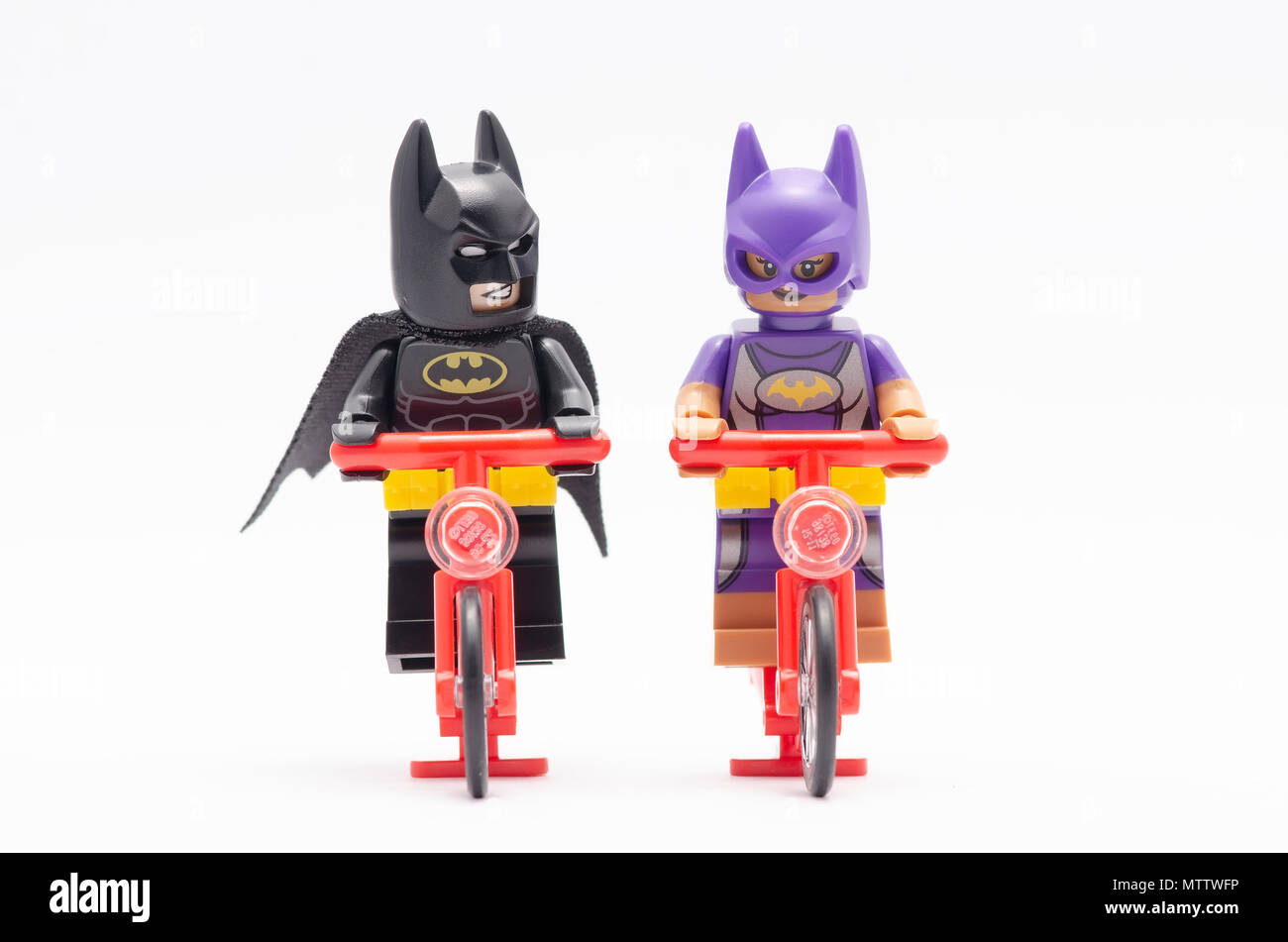 MALAYSIA, 07. Mai 2018. Mini Bild von Batman und batgirl auf einem Fahrrad. Lego Minifiguren sind von der Lego Gruppe hergestellt. Stockfoto