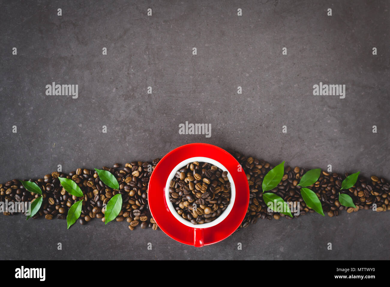 Tasse Kaffee und Bohnen auf alten Küchentisch. Draufsicht mit Exemplar für Ihren text Stockfoto