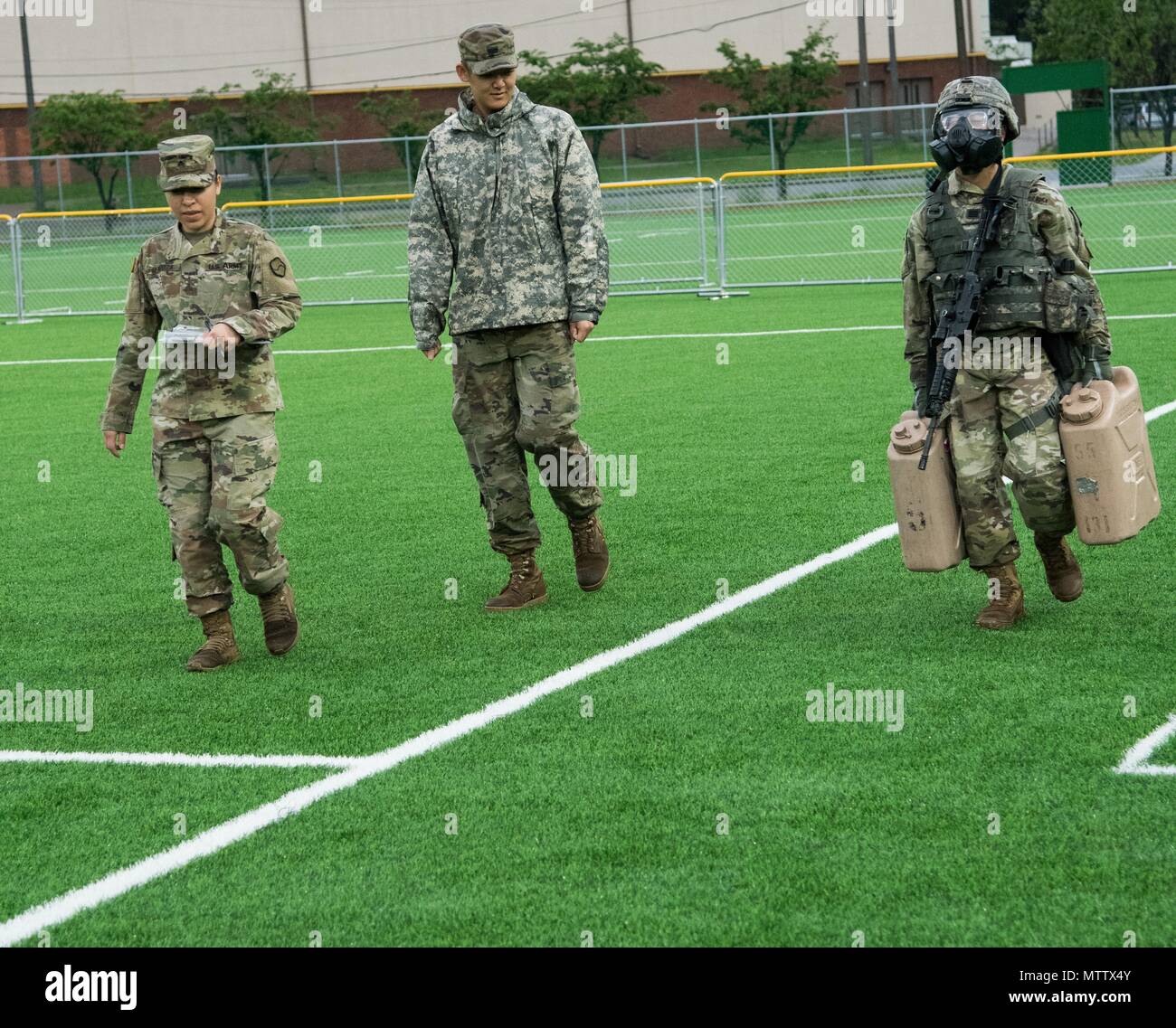 Sgt. Kim, Jung Han, ein Eingeborener von Daegu, Südkorea, achte Armee zugeordnet, trägt 5 Gallone Wasser Behälter, während seine schützende Maske an der körperlichen Fitness Herausforderung während der Achten Armee 2018 besten Krieger Wettbewerb tragen, gehalten am Camp Casey, der Republik Korea, 17. Mai, 17. Mai 2018. Die Achte Armee BWC wird gehalten, zu erkennen und die qualifiziertesten Junior wählen Sie Soldaten und nicht-Officer achte Armee bei der US-Army Pacific besten Krieger Konkurrenz an Schofield Barracks, HI, im Juni zu vertreten in Auftrag gegeben. Der Wettbewerb wird auch die Officer, Haftbefehl erkennen Stockfoto