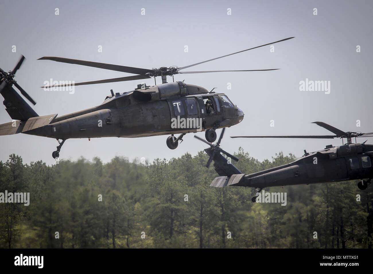 New Jersey Army National Guard UH-60L Black Hawk Hubschraubern aus dem 1 Assault Helicopter Bataillon, 150 Aviation Regiment heben Sie für einen Flug am Joint Base Mc Guire-Dix - Lakehurst, N.J. Mai 15, 2018, 15. Mai 2018. (U.S. Air National Guard Foto von Master Sgt. Matt Hecht). () Stockfoto