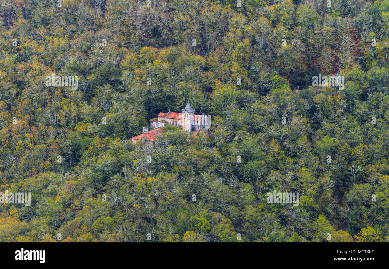 Mitten in einem Laubwald, der Romanischen mosnasterio von Santa Cristina, in der Ribeira Sacra, Galicien Stockfoto