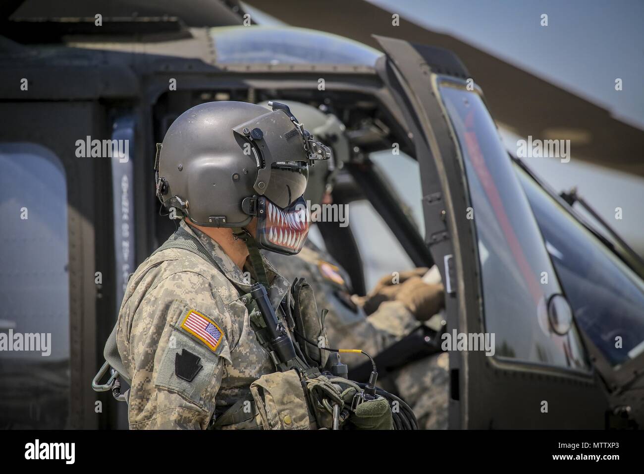 New Jersey Army National Guard Sgt. Daniel Rivera, ein UH-60L Black Hawk helicopter Crew Chief vom 1 Assault Helicopter Bataillon, 150 Aviation Regiment, bereitet sein Flugzeug für einen Flug am Joint Base Mc Guire-Dix - Lakehurst, N.J. Mai 15, 2018, 15. Mai 2018. (U.S. Air National Guard Foto von Master Sgt. Matt Hecht). () Stockfoto