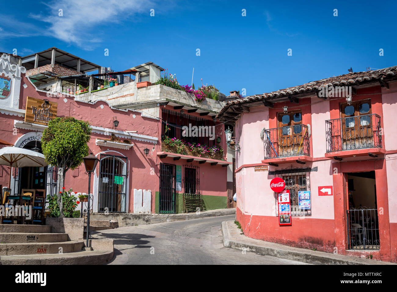 Bunte Häuser, San Cristobal de las Casas, Chiapas, Mexiko Stockfotografie -  Alamy