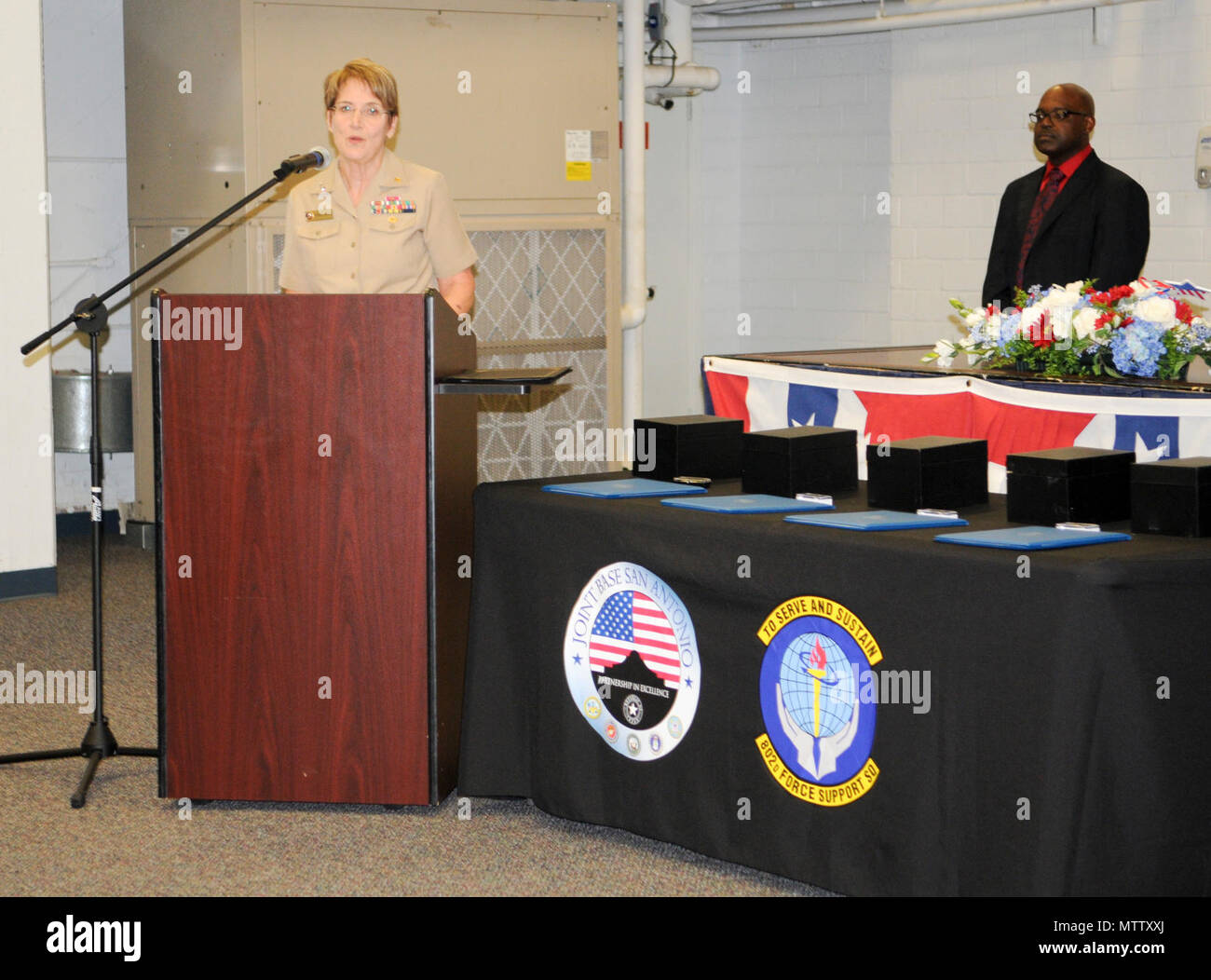 SAN ANTONIO (26. April 2017) hinten Adm. Rebecca Mc Cormick-Boyle spricht während der Joint Base San Antonio (JBSA) Freiwilliger des Jahres Preisverleihung. Rund 200 Freiwillige wurden aus über JBSA für ihre hervorragenden Bemühungen in der Gemeinschaft anerkannt. Stockfoto