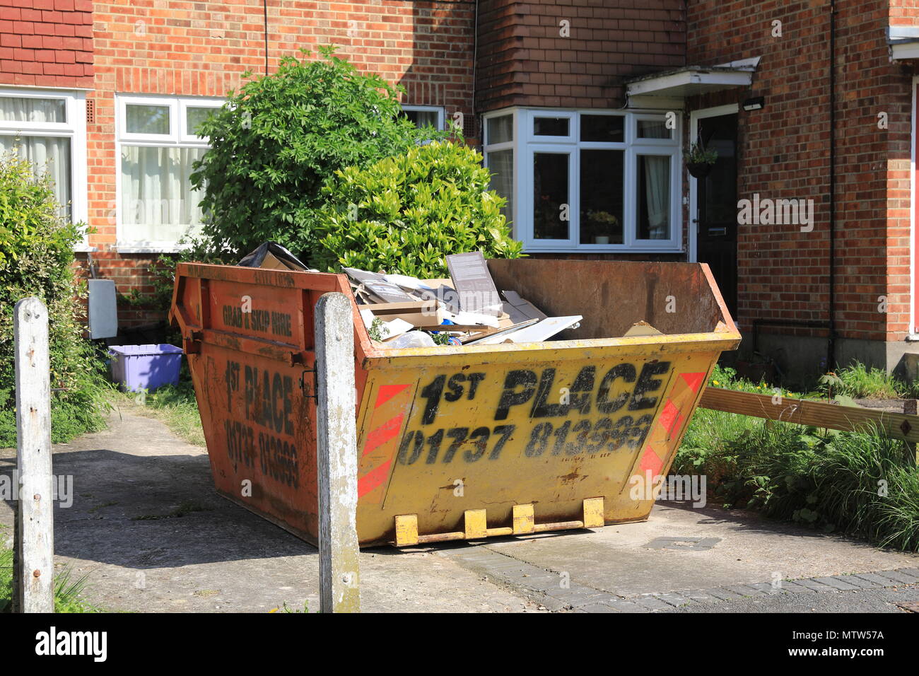 Überspringen für zu Hause Verbesserungen, in Surrey, England, Großbritannien verwendet wird Stockfoto