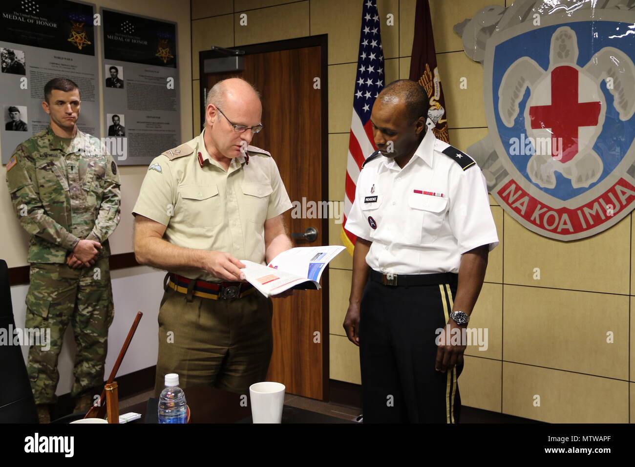 HONOLULU, Hawaii - (Jan. 25, 2017) Regionale Gesundheit Command-Pacific Kommandierender General, Brig. Gen. Bertram Vorsehung als Vereinigtes Königreich Verteidigungsministerium Führungskraft, der Direktor der medizinischen Politik, der Betrieb und die Fähigkeit, britischer Generalmajor Martin Bricknell ihm Geschenke mit einer Reihe von Zeitschriften aus dem Royal Army Medical Corps und dem Ministerium für Verteidigung. Der Austausch folgte eine globale Gesundheit Engagement wie RHC-P und Vereinigtes Königreich militärischen medizinischen Vermögenswerte, die vietnamesischen Ministerium für Verteidigung durch Gegenstand des Austauschs in der Vergangenheit engagiert haben und auch projiziert, Stockfoto